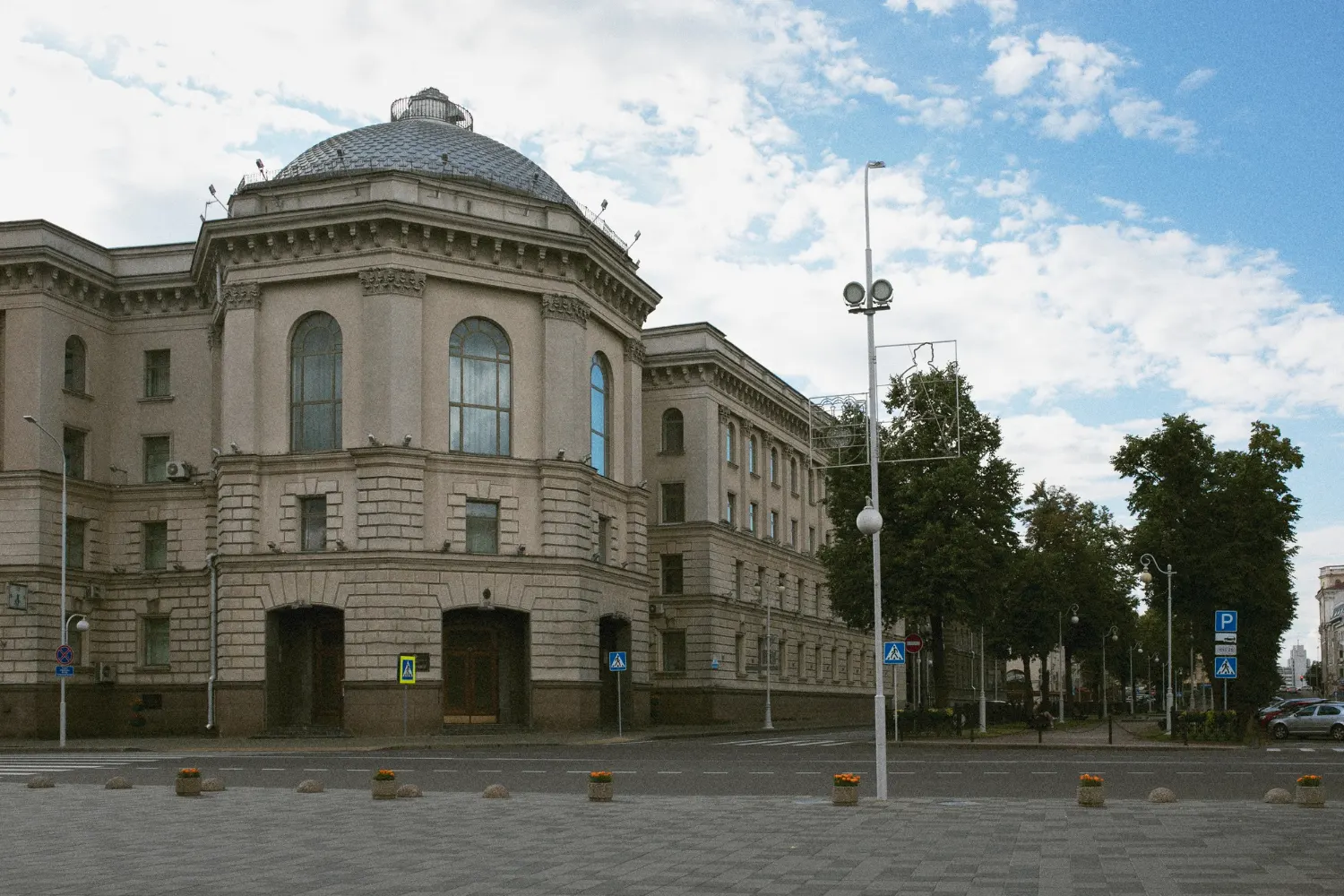Zabudowa i lada obsługi w instytucji, realizacja stolarska Kemoiz w okolicy Łomianek